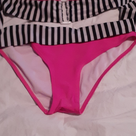 Bikini - Picture 3 of 3